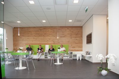 De wachtruimte met houten wand